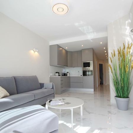 Luxury Apartments In First Beach Line With Pool Адехе Екстериор снимка