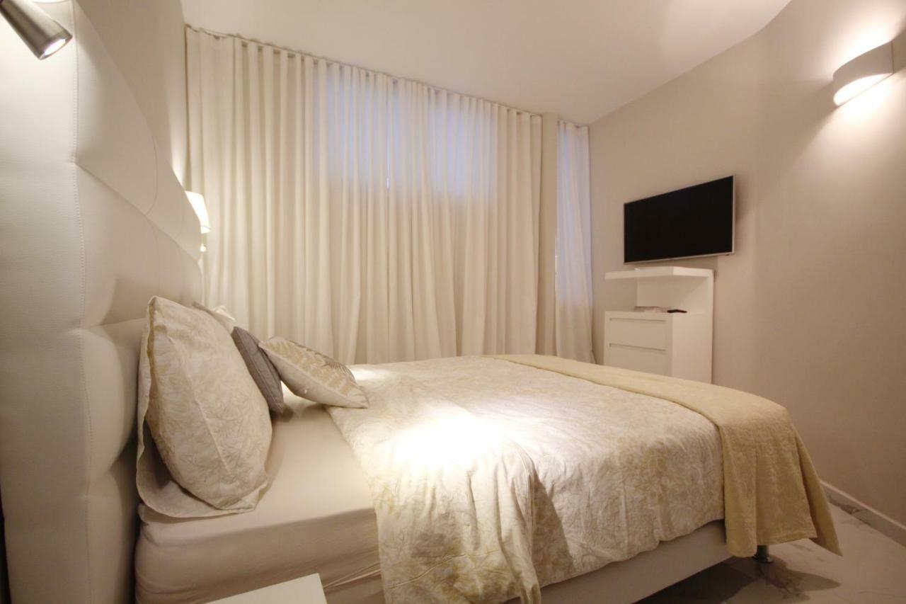 Luxury Apartments In First Beach Line With Pool Адехе Екстериор снимка