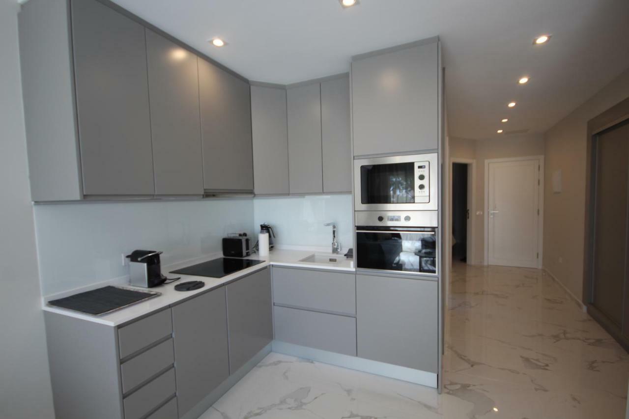 Luxury Apartments In First Beach Line With Pool Адехе Екстериор снимка