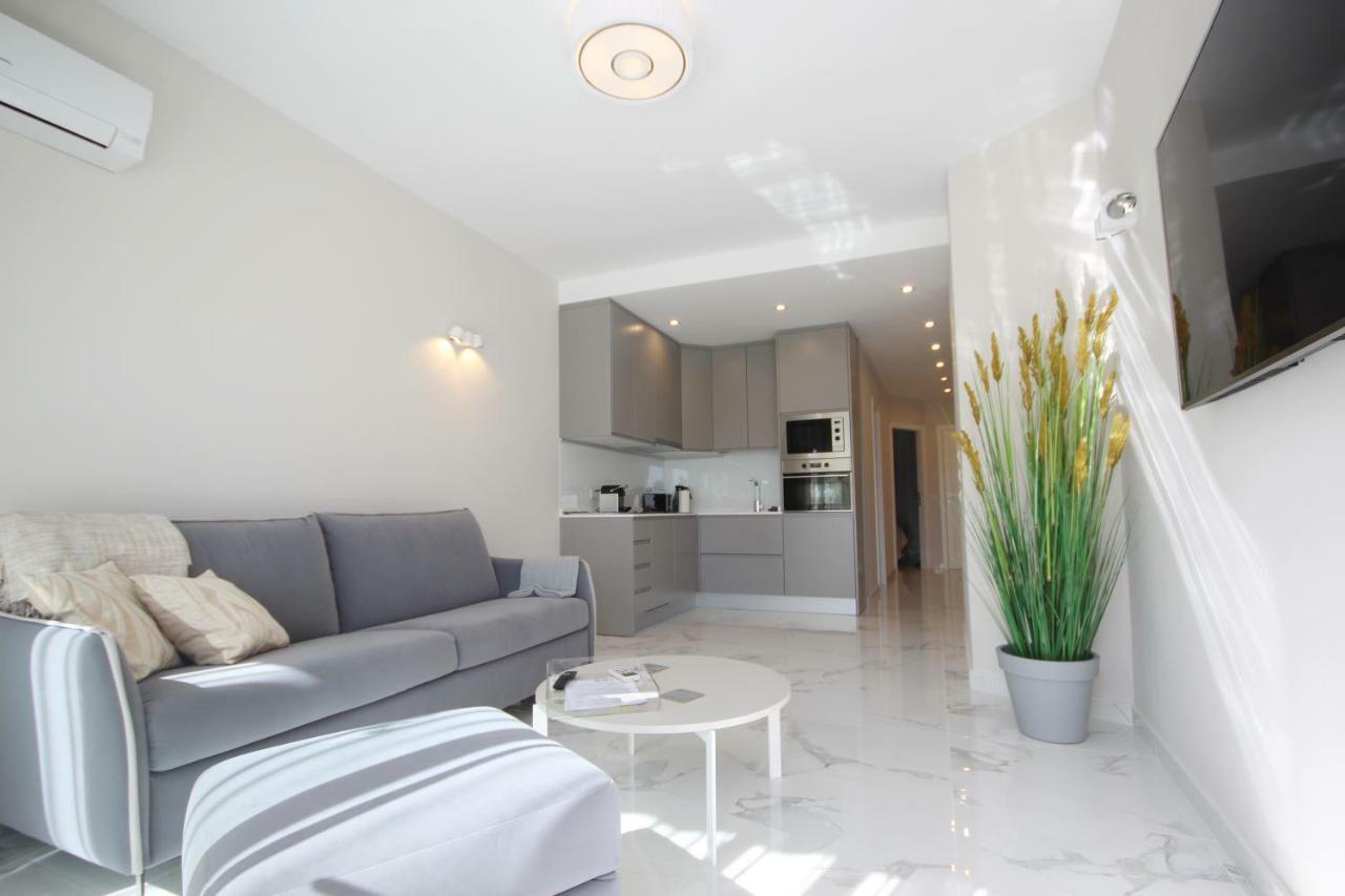Luxury Apartments In First Beach Line With Pool Адехе Екстериор снимка