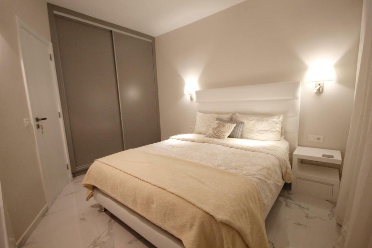 Luxury Apartments In First Beach Line With Pool Адехе Екстериор снимка