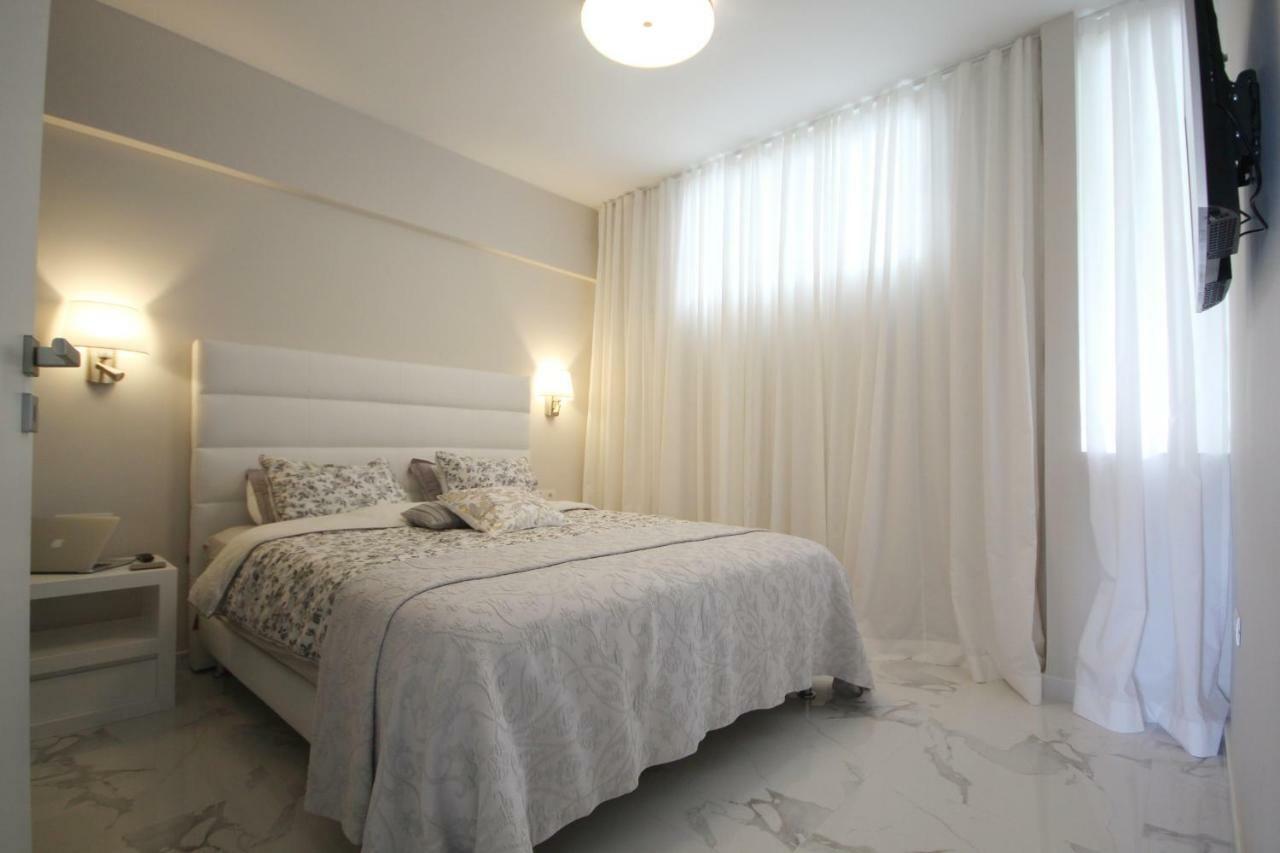 Luxury Apartments In First Beach Line With Pool Адехе Екстериор снимка